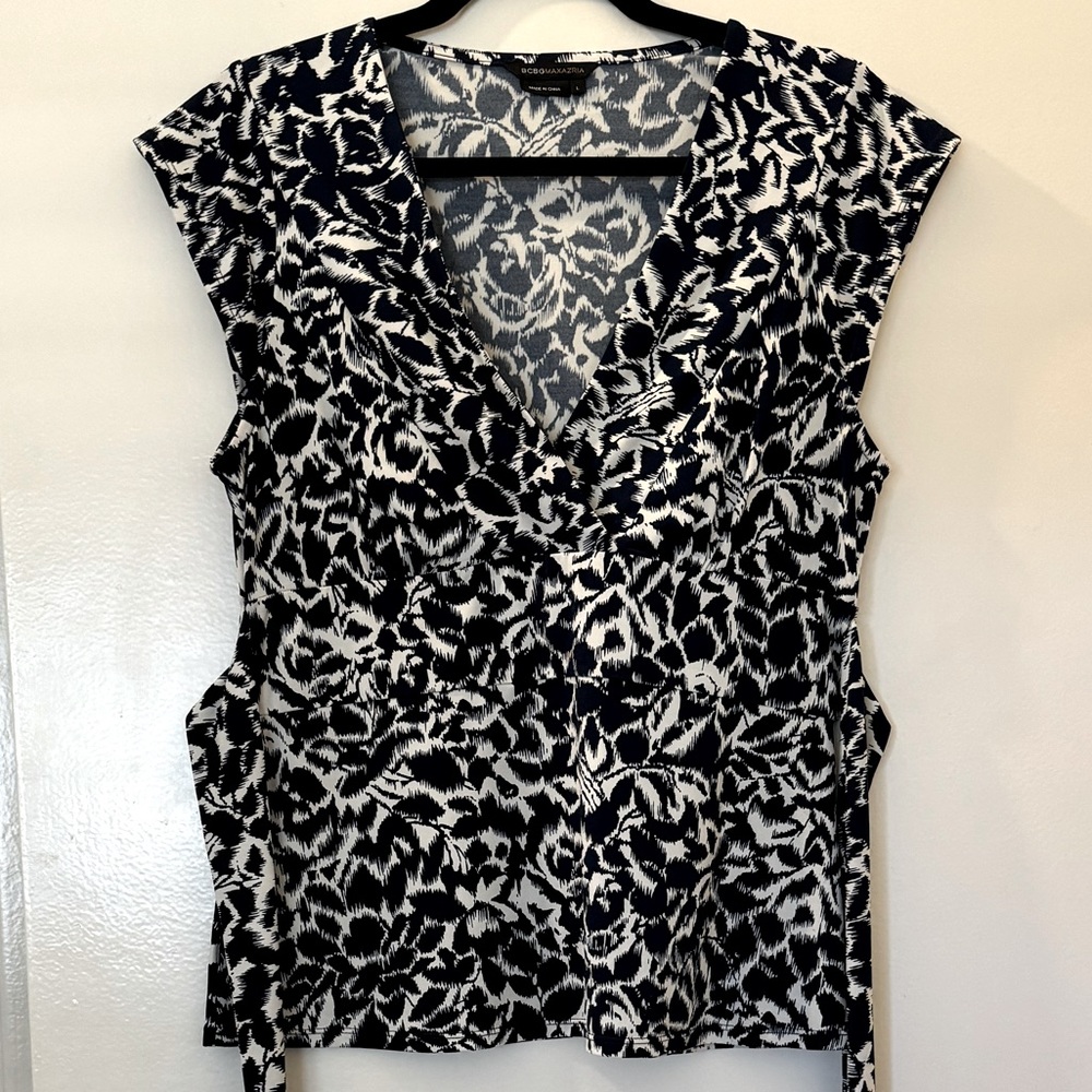 BCBGMaxAzria navy blue and cream waist tie top, size large.